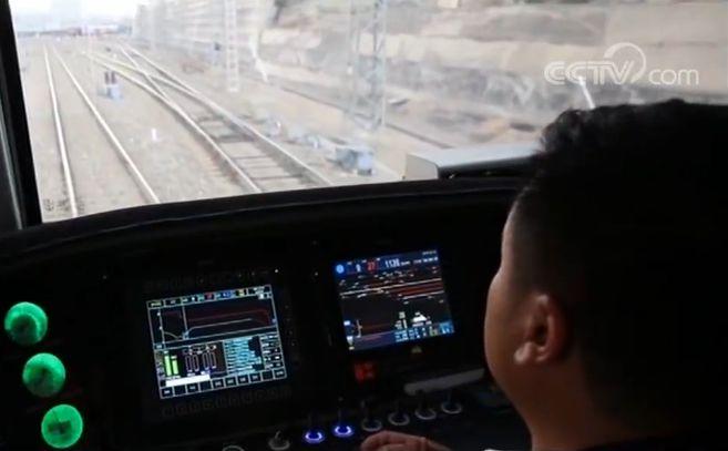 重载货运铁路技术新突破 首列智能驾驶重载列车正式开行
