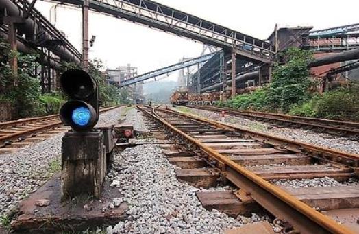 铁路上蓝色白色信号灯是什么意思？